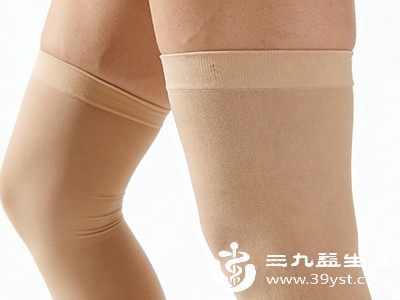 选择专为孕妇设计的医用弹性袜,早晨起床后穿上,能有效减轻下肢静脉压力,防止血液淤积 选择专为孕妇设计的医用弹性袜,早晨起床后穿上,能有效减轻下肢静脉压力,防止血液淤积