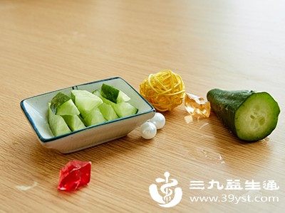 饮用时搭配富含膳食纤维的食物(如1小把坚果、半根黄瓜),膳食纤维能延缓糖分吸收,减轻血糖波动 饮用时搭配富含膳食纤维的食物(如1小把坚果、半根黄瓜),膳食纤维能延缓糖分吸收,减轻血糖波动