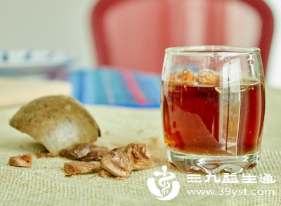 根据个人口味和杯子的大小，取适量的罗汉果放入杯中