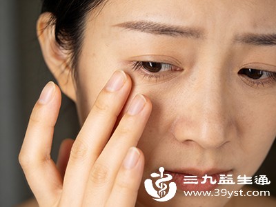 使用含美白成分的眼霜 使用含美白成分的眼霜