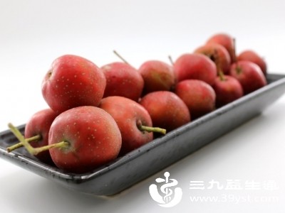 适量食用山楂能帮助降低血液中胆固醇和甘油三酯的含量，预防动脉粥样硬化，减少心脑血管疾病的发生风险