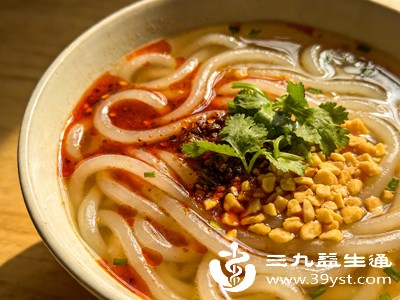 发胖的本质是总热量摄入大于消耗，土豆粉作为主食，若不控制分量，很容易导致碳水超标