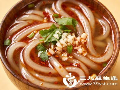 优先选择骨汤、清汤、番茄汤等清淡汤底,避开辣椒油、麻辣酱等重口味调料 优先选择骨汤、清汤、番茄汤等清淡汤底,避开辣椒油、麻辣酱等重口味调料