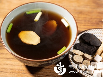 附子汤驱散寒湿、通络散寒，缓解疼痛与肢体沉重感，尤其适合秋冬季节调理