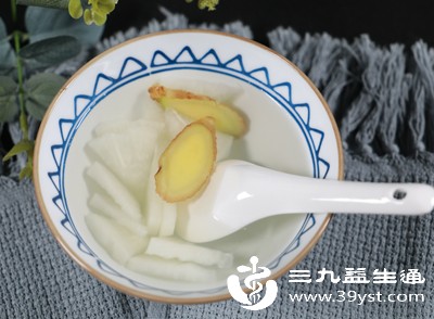 根据自身症状添加少量温和食材，比如咳嗽伴喉咙干痒，可在炖煮时加1-2片生姜，温和润喉