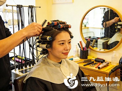 想在哺乳期烫头发 先看成分影响与风险再决定是否行动