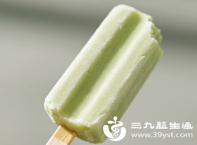 优先选择正规品牌、生产日期新鲜、储存条件合格的雪糕，避免购买街头无卫生保障的自制雪糕