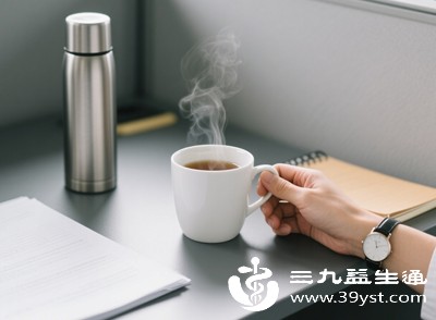 喝水的水温以30-40℃为宜，过冷的水会刺激肠胃，过热的水会损伤食道黏膜，长期饮用对健康不利