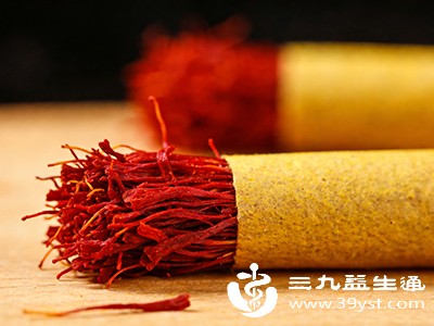 红花的种植范围广，产量高，采摘和加工过程相对简单，因此价格较为低廉，一般每公斤在几十元到百元左右