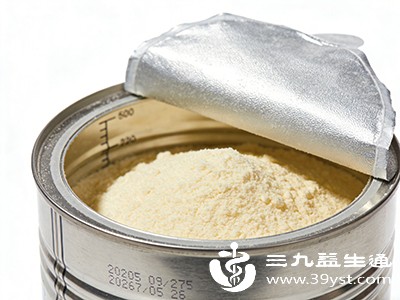 若对原奶粉过敏，换防过敏奶粉时，需先少量尝试（如1-2勺），观察3-4天无异常后再逐步增加，整个过程需在医生指导下进行