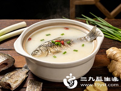 鲫鱼、鲈鱼、虾等富含易消化吸收的蛋白质和DHA，能促进乳汁分泌