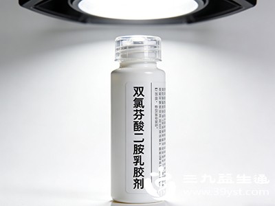 在疼痛部位涂抹双氯芬酸二乙胺乳胶剂、布洛芬凝胶等非甾体抗炎药药膏，药物可透过皮肤渗透到炎症部位，减轻疼痛和肿胀