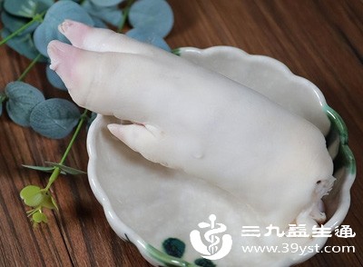 猪蹄中含有丰富的胶原蛋白，适量食用可为母体补充营养，这些营养通过胎盘传递给胎儿，助力皮肤发育