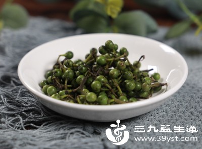 烹饪鸡蛋时不要加辣椒、胡椒、生姜等辛辣调料，这些调料可能刺激呼吸道黏膜，加重咳嗽