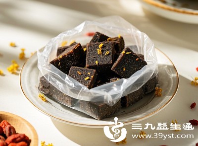 黑糖中含有少量咖啡因和茶碱，这些成分会间接刺激子宫平滑肌收缩