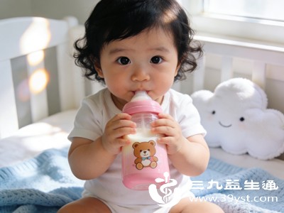 奶量可通过体重快速估算，核心公式为：每日总奶量（毫升）=宝宝体重（千克）×100-150（毫升）