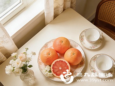 西柚会与部分降压药（如硝苯地平、氨氯地平等钙通道阻滞剂）发生相互作用，影响药物代谢，可能导致血液中药物浓度升高，引起血压过低或其他不良反应