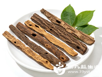 地骨皮的食用方法简单易操作，最常见的是煮水饮用，取适量地骨皮加水煮沸，放温后饮用，可反复冲泡至味道变淡，适合日常便捷调理