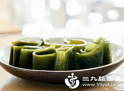 由于海带属于中嘌呤食物，在此阶段食用可能会使尿酸进一步升高，加重关节炎症，因此不建议食用