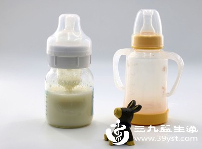 奶瓶和奶嘴的选择要贴合宝宝年龄，新生儿适合小号奶嘴，孔径以“滴速均匀”为宜，避免孔径过大导致呛奶，过小则宝宝吸奶费力