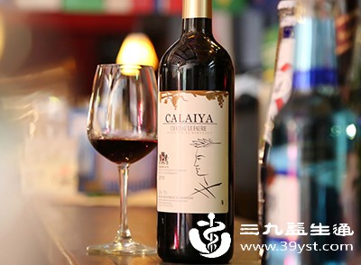 红酒中含有多种对人体有益的成分，比如多酚类物质