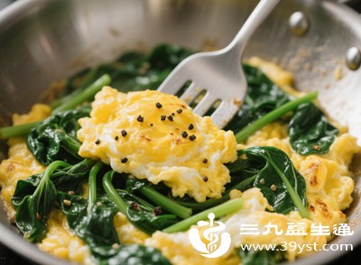 春笋炒腊肉、菠菜炒鸡蛋、胡萝卜炖排骨，既丰富口感，又补充蛋白质和矿物质