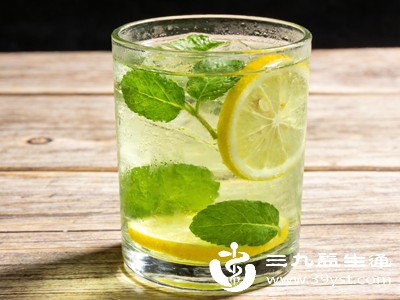 冲泡时，取2-3片薄荷叶和1-2片柠檬片，用温水冲洗后，倒入80℃左右的热水，浸泡3-5分钟即可