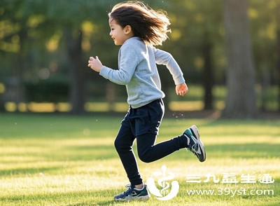 推荐散步、慢跑、放风筝、太极拳等，这类运动强度低、节奏慢，能慢慢激活身体机能，促进气血循环