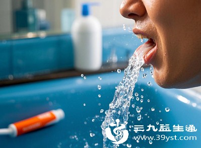 可以用温水或淡盐水漱口，将口腔内的残留物清理干净
