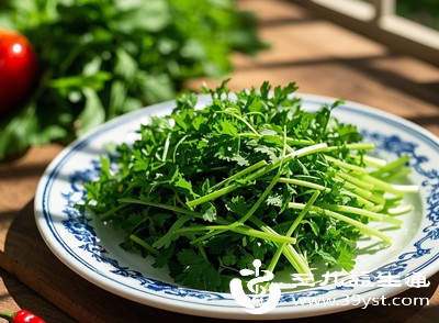 建议多吃一些清淡易消化的食物，比如菠菜、芹菜、春笋等时令蔬菜，以及草莓、橙子、梨等富含维生素的水果，既能补充水分和营养，又能清热润燥，帮助平复情绪，让心境更平和