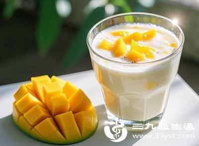 在很多甜品和饮品中，芒果和牛奶是常见的搭配，如芒果牛奶汁、芒果奶昔、芒果牛奶西米露等