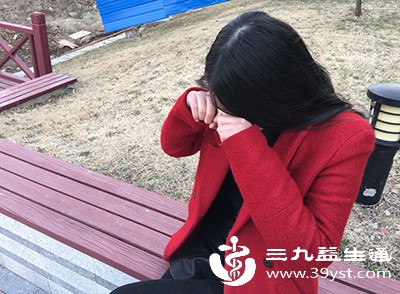 感官方面，可能出现眼睛干涩、视物模糊，耳朵有嗡嗡声，或对声音、光线变得格外敏感