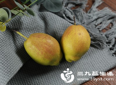 脾胃虚寒的人群，本身肠胃功能较弱，过量食用梨和香蕉可能会加重肠胃负担，引起不适，建议少量尝试后再决定是否经常一起食用