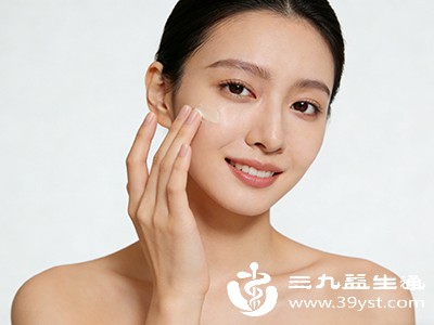 清洁后及时涂抹清爽的保湿产品，保持皮肤水油平衡