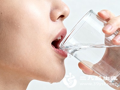 使用0.9%生理盐水或复方氯己定含漱液（遵说明书），每次含漱30秒，每日3-4次，减少细菌滋生