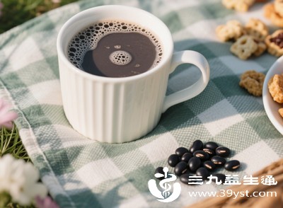 早餐时饮用黑豆黄豆豆浆是不错的选择，能为身体补充能量和营养，搭配面包、包子等主食，营养更均衡