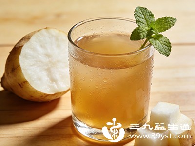 把雪莲果切成小块，放入榨汁机中榨成汁，可根据个人口味加少量温水调和后饮用