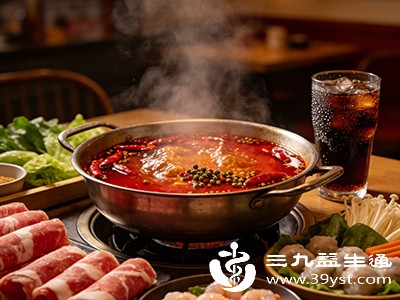 喝热汤、吃火锅时，高温液体或食物会烫伤嘴皮黏膜，形成白色或透明水泡