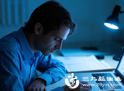 熬夜、酗酒、久坐不动，会抑制代谢功能，让毒素在体内停留更久