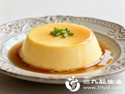 鸡蛋羹（1个鸡蛋加200ml温水搅匀，蒸8分钟至凝固），搭配去渣蔬菜汁（菠菜、胡萝卜各20g煮水后过滤）100ml