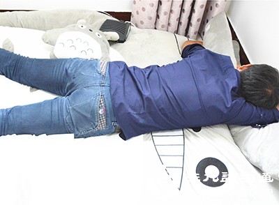 晚上睡觉时，胃内食物已经排空，胃酸会进入十二指肠，刺激溃疡面，引发疼痛