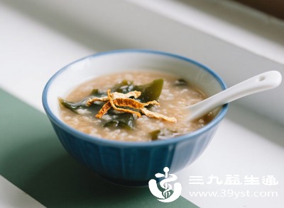 很多人煮粥时会加入糖、油、肉丁、皮蛋等，让口感更好，但这些添加物会让粥的热量大幅上升