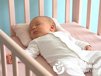 有些宝宝习惯把头偏向同一侧，时间久了耳朵容易变形