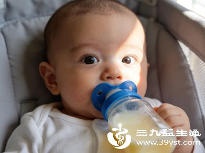 宝宝感冒、鼻塞时，会用嘴巴呼吸，此时喝奶容易出现呼吸和吞咽冲突，引发呛奶