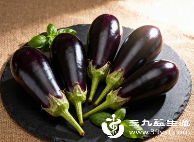 即使是肠胃功能较好的人，生吃茄子也不宜过量