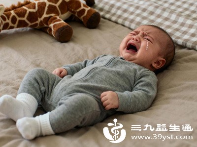 婴幼儿出现所谓的“上火”症状，如眼屎增多、便秘、口舌生疮等，可能是由多种原因引起的