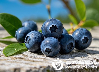 蓝莓的生长有其自然规律，果实大小主要由品种、光照、水分等生长环境决定