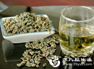 一般来说，每天饮用桑叶茶的量以5-10克干桑叶为宜，分2-3次冲泡。过量食用可能会导致胃肠道反应，如恶心、腹泻等