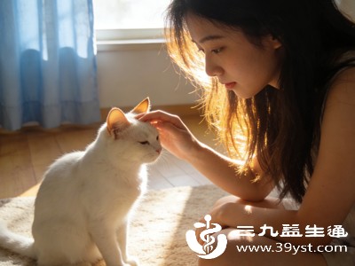 很多卖家为卖猫，会刻意掩盖猫咪患病症状，比如剃毛、涂药暂时掩盖皮屑，买家难当场发现，带回家不久就会出现感染