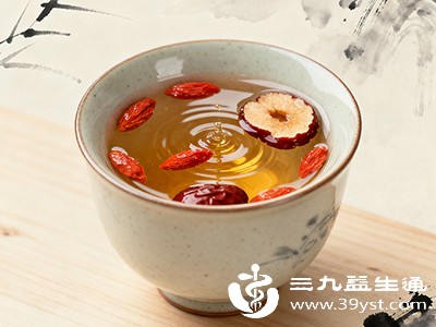 虽然枸杞红枣水好处多多，但也不能过量饮用，一般每天枸杞10-15克、红枣3-5颗即可，过量可能会引起上火等不适症状